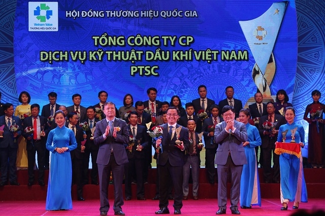 Đại diện PTSC nhận Cúp sản phẩm đạt Thương hiệu quốc gia năm 2018