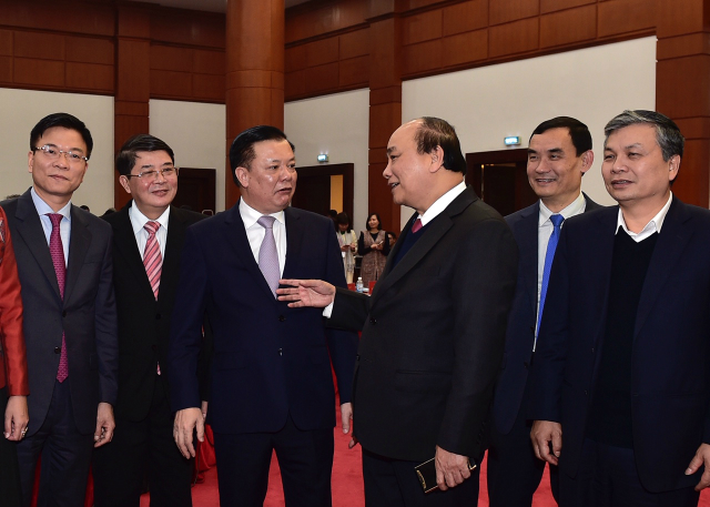 Thủ tướng trao đổi với cán bộ lãnh đạo ngành tài chính.