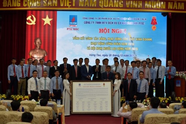 Tập thể ban lãnh đạo, Ban dự án PTSC M&C ký kết giao ước thi đua hoàn thành thắng lợi nhiệm vụ năm 2019