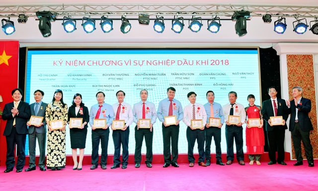 Trao Kỷ niệm chương Vì sự nghiệp Dầu khí