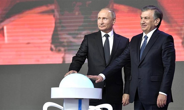 Tổng thống Nga Vladimir Putin và Tổng thống Uzbekistan Mirziyoyev nhấn nút tượng trưng bắt đầu triển khai dự án