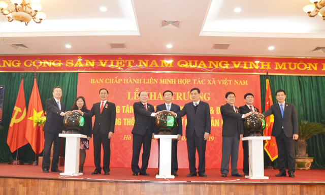 Phó Thủ tướng Vương Đình Huệ cùng lãnh đạo Liên minh HTX Việt Nam bấm nút khai trương hai Trung tâm