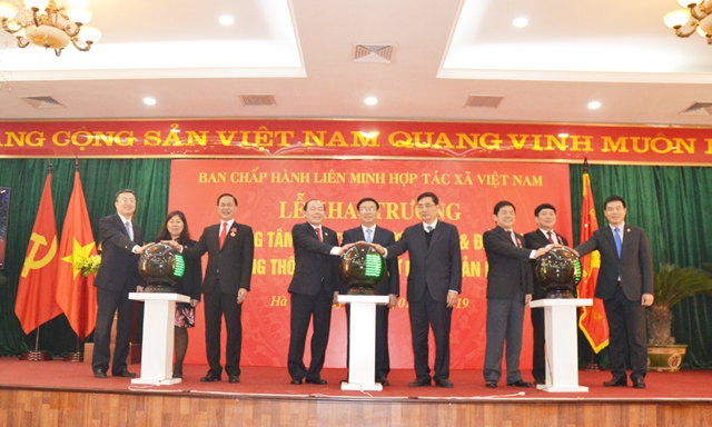 Phó Thủ tướng Vương Đình Huệ cùng lãnh đạo Liên minh HTX Việt Nam bấm nút khai trương hai Trung tâm