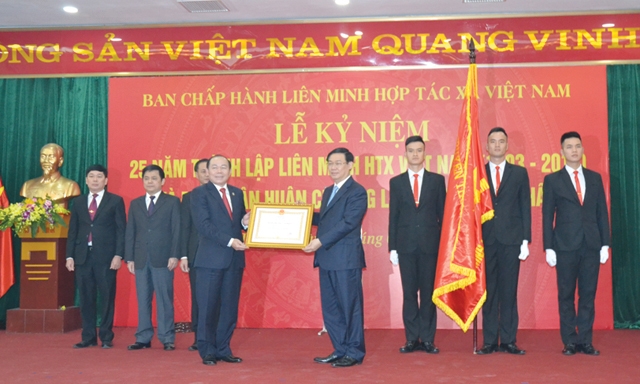 Phó Thủ tướng Vương Đình Huệ trao Huân chương Lao động hạng Nhất của Chủ tịch nước cho Liên minh HTX Việt Nam