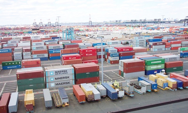 Cán cân thương mại có thể sẽ đảo chiều từ đang xuất siêu sang nhập siêu