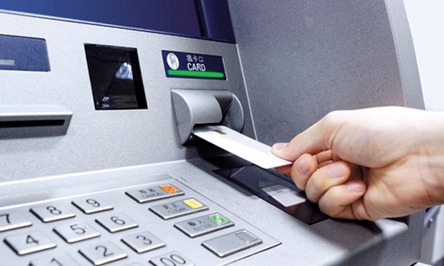 Người dùng thẻ ATM cần cảnh giác khi rút tiền tại các máy ATM