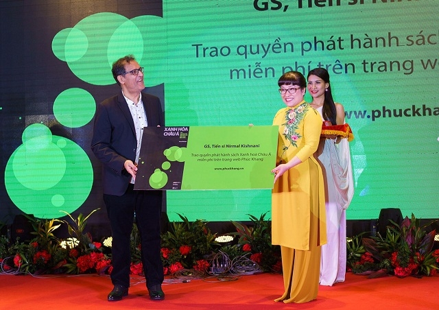 Giáo sư Kishnani trao quyền phát hành cho Bà Lưu Thị Thanh Mẫu - CEO Phuc Khang Corporation