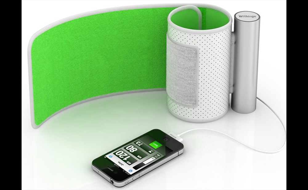 Withings ra mắt máy đo huyết áp lõi BPM Tập đoàn Withings đã giới thiệu BPM Core, một thiết bị đo huyết áp được kết nối mới, được xác định là tiên tiến nhất trên thế giới. Nó có thể phát hiện và theo dõi một số vấn đề về tim như tăng huyết áp, rung tâm nhĩ hoặc bệnh van tim toàn diện nhất hiện nay. BPM Core có màn hình OLED ma trận, hiển thị kết quả đo đạc rất đẹp và trực quan. Và tất nhiên đã gọi là thiết bị đo thông minh thì không thể thiếu việc kết nối với điện thoại. Tất cả các kết quả đo sẽ được BPM Core đồng bộ vào điện thoại của người dùng thông qua phần mềm Health Mate.