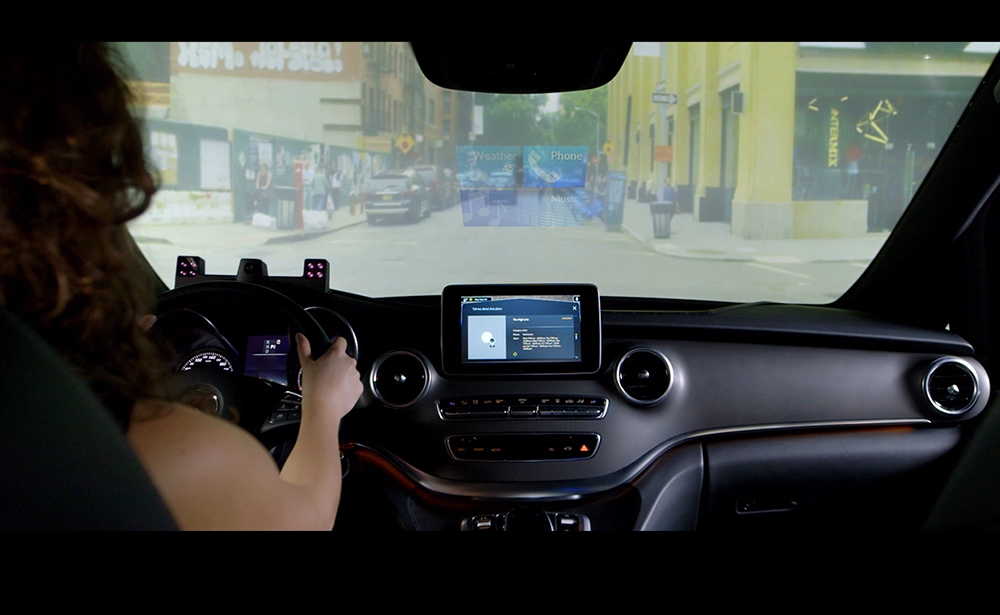 Ứng dụng nhận dạng giọng nói Dragon Drive của Nuance Nuance, tập đoàn công nghệ phần mềm nổi tiếng của Mỹ đã giới thiệu một công nghệ mới, giúp người dùng giao tiếp được với chiếc xe của mình, mang tên Dragon Drive. Hệ thống có khả năng nhận dạng giọng nói, cảm xúc và chuyển động của đầu và mắt. Khi ở trong xe, người lái xe có thể ra lệnh đóng cửa hoặc cài đặt hệ thống sưởi bằng giọng nói. Tương tự như vậy để đặt âm nhạc yêu thích hoặc tạo hành trình của mình, người lái chỉ cần nhấn một chiếc nút ở trên vô lăng để kích hoạt tính năng Dragon Drive. Thậm chí, nó có thể cảnh báo người lái xe nếu anh ta bắt đầu buồn ngủ.