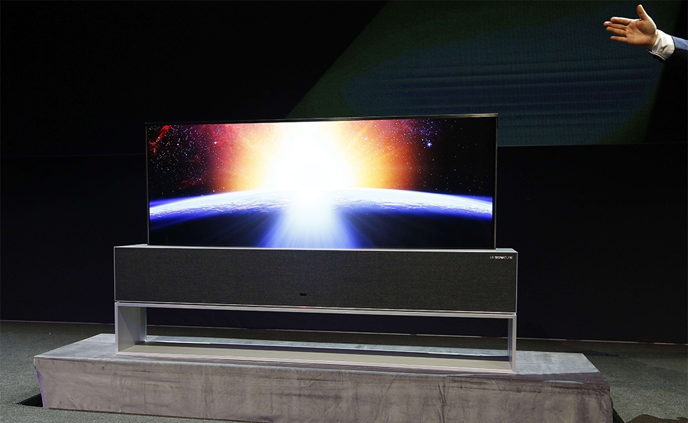 TV màn hình cuộn OLED TV R của LG LG đã giới thiệu chiếc TV màn hình cuộn độc đáo đầu tiên trên thế giới: màn hình có thể cuộn lên từ một hộp đế để tạo thành chiếc TV và cuộn lại khi TV không được bật. Ở vị trí cuộn lại này, chiếc TV biến thành bộ loa âm thanh để nghe nhạc. Khi bật TV lên, cánh cửa mở ra và màn hình từ từ xuất hiện ra khỏi chiếc hộp đế, trở thành chiếc TV đích thực chỉ trong vài giây với hai chế độ xem: màn hình 65 inch đầy đủ hoặc màn hình nằm ngang được thiết kế để hiển thị ảnh, thông tin thời tiết hoặc bảng điều khiển được kết nối với ngôi nhà.