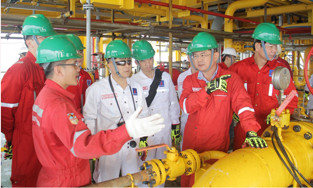 Lãnh đạo PVN nghe báo cáo về công tác chuẩn bị đón dòng dầu đầu tiên