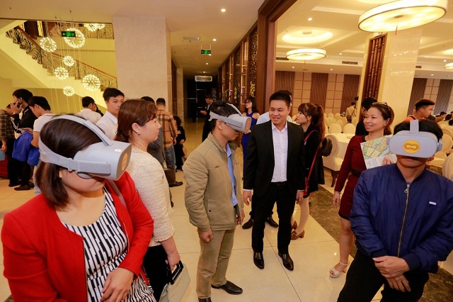 Ngay trong sự kiện, nhiều khách hàng tỏ ra thích thú khi được tận mắt trải nghiệm quy hoạch thành phố đại dương VinCity Ocean Park bằng công nghệ thực tế ảo