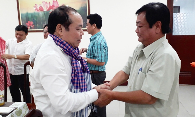 Chủ tịch Liên minh Hợp tác xã Việt Nam Nguyễn Ngọc Bảo với món quà kỷ niệm là chiếc khăn rằn Đồng Tháp do Bí thư Lê Minh Hoan trao tặng