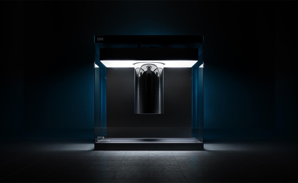 IBM vén màn chiếc máy tính lượng tử nhỏ gọn Các chuyên gia của IBM đã có thể lắp ráp máy tính lượng tử độc lập đầu tiên, khi các siêu máy tính dựa trên công nghệ này hiện đang còn nghiên cứu trong phòng thí nghiệm. Các máy tính ngày nay lưu trữ dữ liệu dưới dạng nhị phân, tức 0 hoặc 1 - những chuỗi số 1 và 0 sẽ đại diện cho các con số hoặc ký tự. Máy tính lượng tử mạnh mẽ hơn rất nhiều. Chúng lưu trữ dữ liệu bằng qubits, mang đến cho máy tính lượng tử khả năng thực hiện rất nhiều các phép tính cùng lúc, khiến chúng đủ mạnh mẽ để thực hiện các tác vụ phức tạp như phát hiện các loại thuốc, phân tích dữ liệu chuyên sâu, và thậm chí là tạo ra các đoạn mã không thể bẻ gãy.