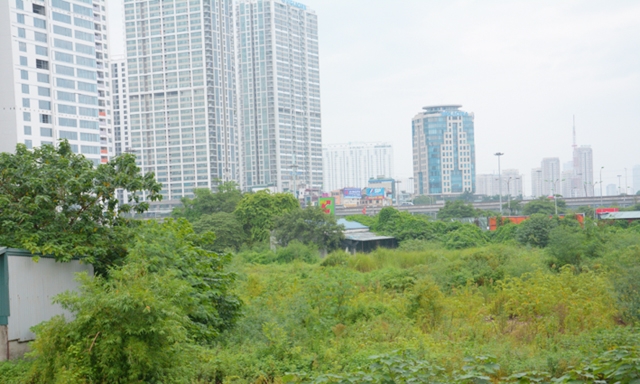 Dự án Tháp tài chính IFT nằm ngay tại vị trí sầm uất bậc nhất của quận Cầu Giấy để cỏ mọc hoang