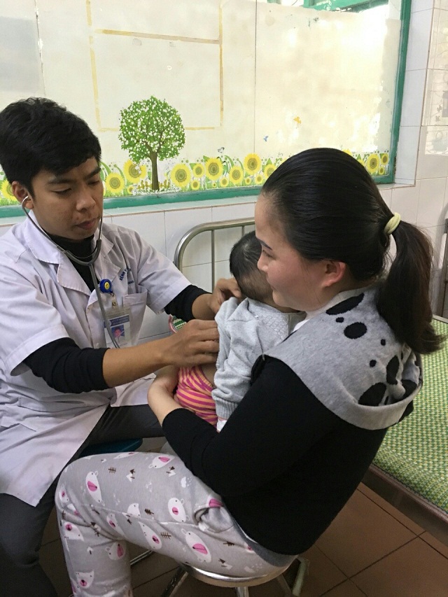 Nhân viên y tế Bệnh viện Trẻ em Hải Phòng kiểm tra trẻ sơ sinh sau khi tiêm chủng bằng vắc xin ComBe Five