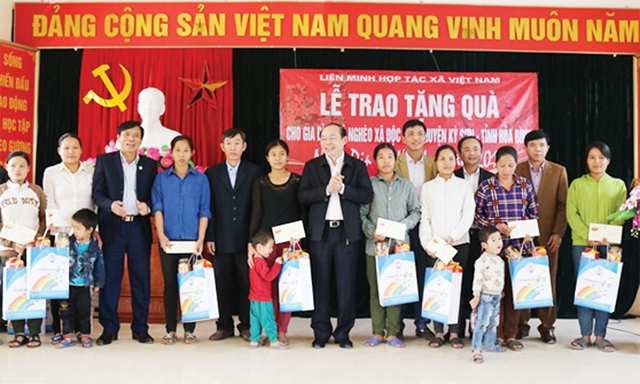 Chủ tịch Nguyễn Ngọc Bảo tặng quà Tết cho hộ nghèo tại Hòa Bình