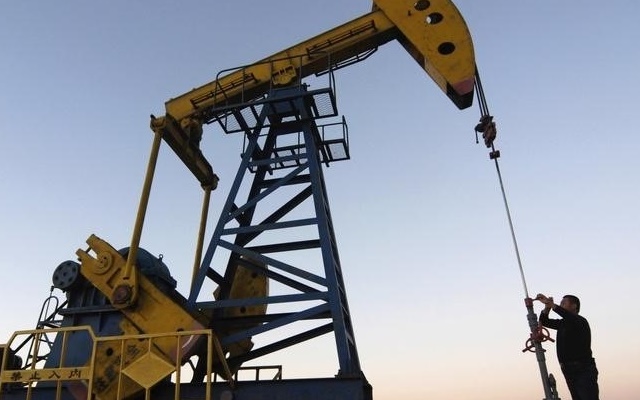 Giá dầu giảm khoảng 3% sau khi hoạt động khoan dầu thô của Mỹ tăng cao (Ảnh: Internet)