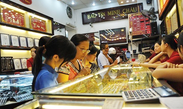 Cửa hàng vàng càng cuối năm càng đông khách