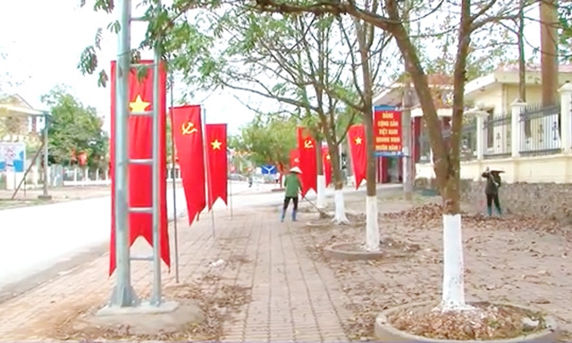 Công nhân HTX dọn dẹp vệ sinh môi trường tại các tuyến đường thị trấn An Châu