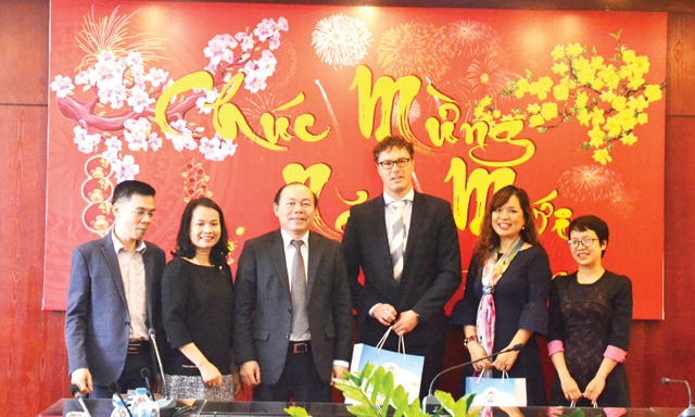 Chủ tịch Nguyễn Ngọc Bảo chụp ảnh kỷ niệm với đoàn công tác của Agriterra