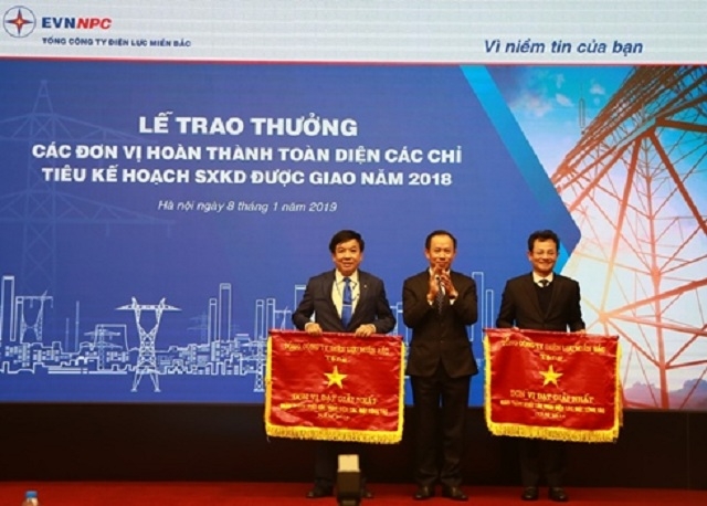 Ông Thiều Kim Quỳnh trao cờ cho các đơn vị đạt giải nhất hoàn thành xuất sắc toàn diện các mặt công tác năm 2018