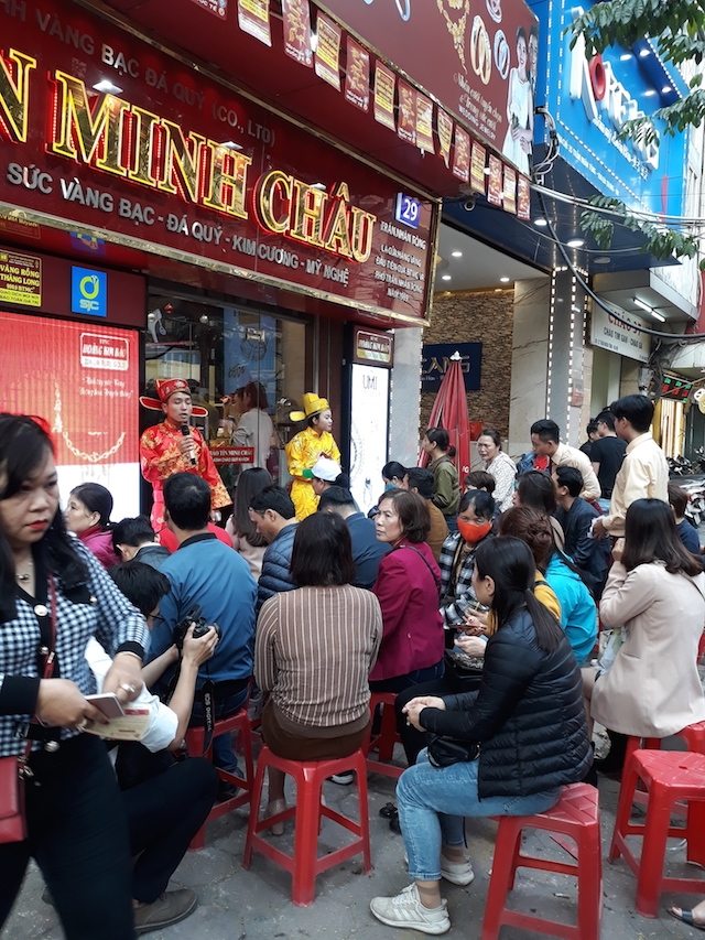Từ sáng sớm, hàng trăm người đã xếp hàng đợi đến lượt vào mua vàng trong ngày vía Thần tài. Nhu cầu mua vàng theo tâm lý, đám đông đang là cơ hội cho nhiều doanh nghiệp vàng bán ra số lượng lớn ngay dịp đầu năm mới Kỷ Hợi 2019