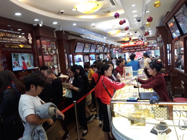 Khách hàng những ngày này đa số là nữ giới mua chủ yếu là vàng miếng, nhẫn tròn trơn trọng lượng 1 và 2 chỉ bởi nhiều người quan niệm lấy may đầu năm