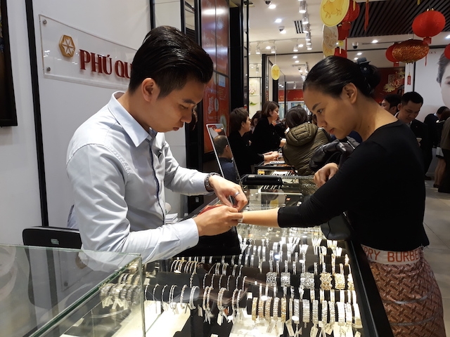 Ngoài các sản phẩm vàng mang đặc trưng ngày vía Thần tài, vàng trang sức cũng được nhiều khách hàng lựa chọn do năm nay trùng với ngày lễ Valentine. Đa số đều mua để cho nhu cầu biếu, tặng hoặc lấy may đầu năm