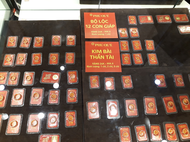 Theo các doanh nghiệp kinh doanh vàng, năm nay Bộ lộc 12 con giáp và nhẫn Kim Bài Thần Tài vẫn được khách hàng lựa chọn nhiều nhất