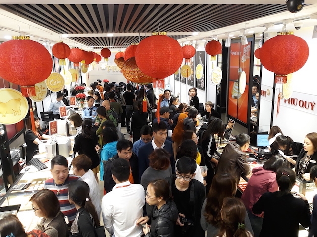 Mặc dù biết là mua vào ngày này đến lúc bán sẽ lỗ một khoản kha khá, tuy nhiên nhiều người tin rằng hôm nay mua được vàng sẽ đem lại nhiều may mắn, sung túc cho gia đình, thuận lợi cho việc làm ăn nên vẫn quyết mua