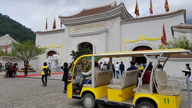 Xe buýt miễn phí đưa khách vào cổng chùa