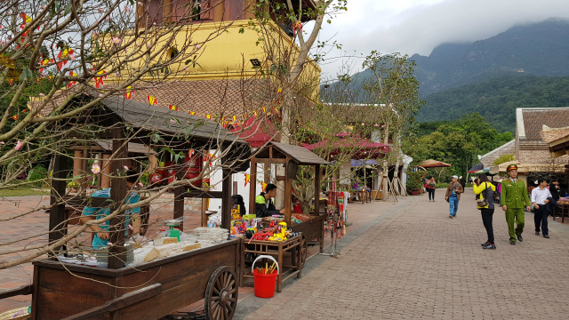 Các kiốt được xây dựng đẹp, bố trí ngăn nắp, gọn gàng, đường lên xuống chùa phong quang.