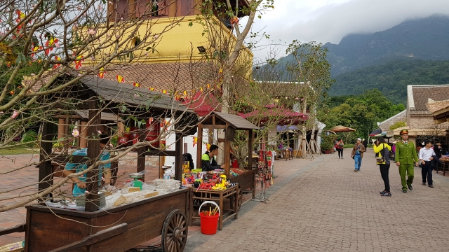 Các kiốt được xây dựng đẹp, bố trí ngăn nắp, gọn gàng, đường lên xuống chùa phong quang.