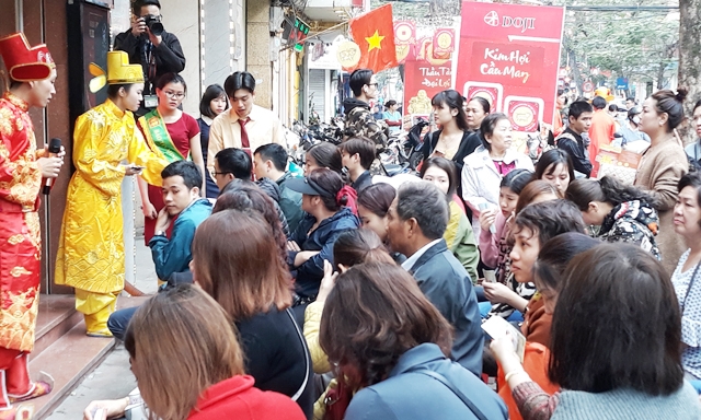 Khách xếp hàng mua vàng ngày vía Thần Tài