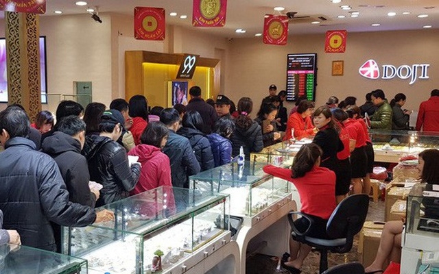 Dân xếp hàng mua vàng ngày Thần tài (Ảnh: Internet)