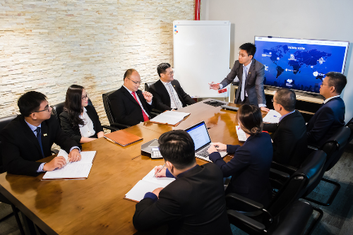 Ông Trần Văn Tỉnh - nhà sáng lập, Tổng giám đốc tập đoàn IMM cùng các thành viên ban lãnh đạo IMM Group