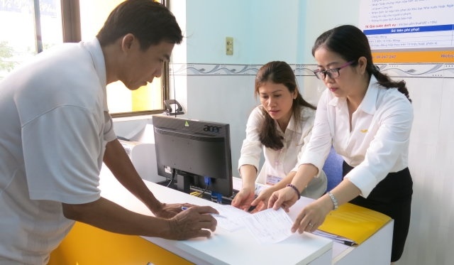 Tới đây, người dân có thể nộp phạt vi phạm hành chính qua hệ thống bưu điện thay vì phải tới kho bạc như hiện nay (Ảnh: Internet)