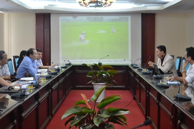 Chủ tịch Nguyễn Ngọc Bảo làm việc với Giáo sư Nguyễn Hữu Tài đến từ Trường Đại học Canberra,