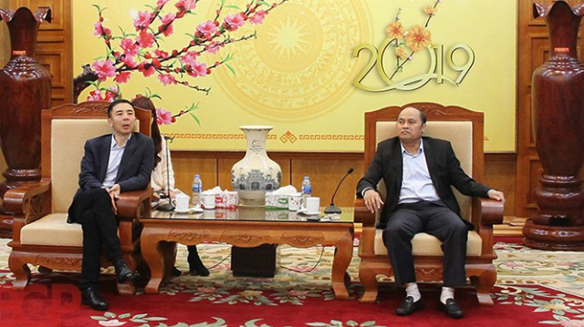 Chủ tịch UBND tỉnh Nguyễn Văn Linh (bên phải) tiếp ông Bạch Bằng - Tổng giám đốc Tập đoàn máy tính Lenovo (Ảnh: BGP/Hải Huyền)