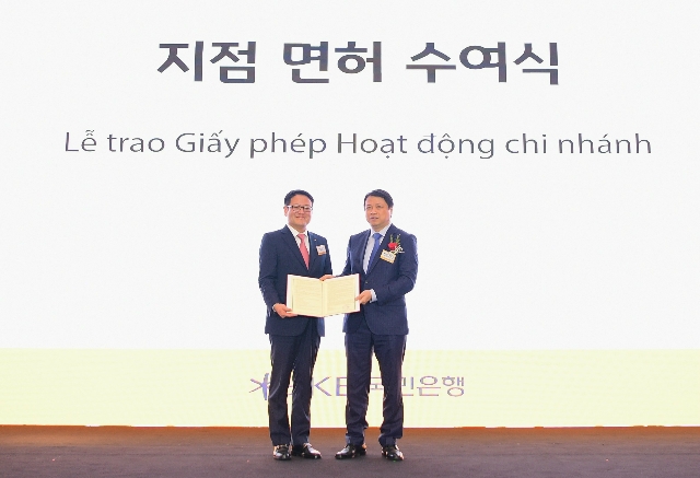 Ông Nguyễn Văn Du, Phó Chánh thanh tra NHNN trao giấy phép thành lập chi nhánh Hà Nội cho đại diện ngân hàng KB Kookmin