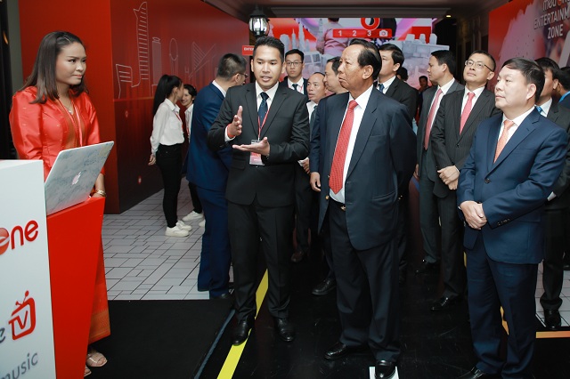 Phó Thủ tướng kiêm Bộ trưởng Bộ Quốc phòng Campuchia thăm gian hàng Metfone tại Phnompenh