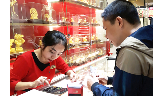 Khách mua vàng vẫn phải dùng tiền mặt