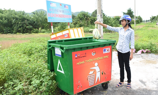 Thùng đựng rác tập trung giúp người dân động thu gom rác đúng nơi quy định