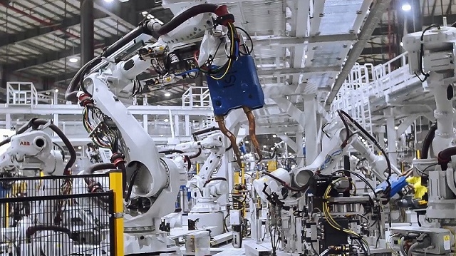 Robot hàn đang làm việc trong xưởng hàn thân xe tại Tổ hợp sản xuất ô tô VinFast