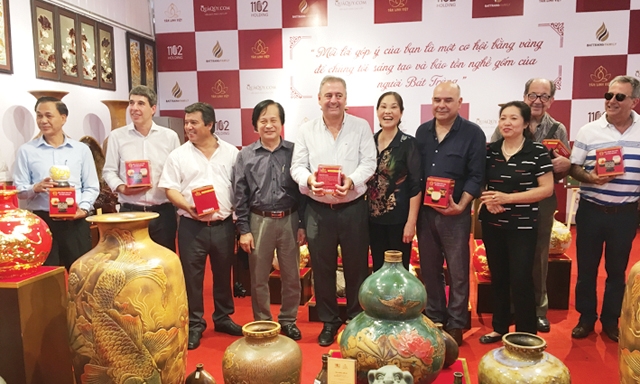 Đoàn công tác của ICA thăm làng gốm Bát Tràng