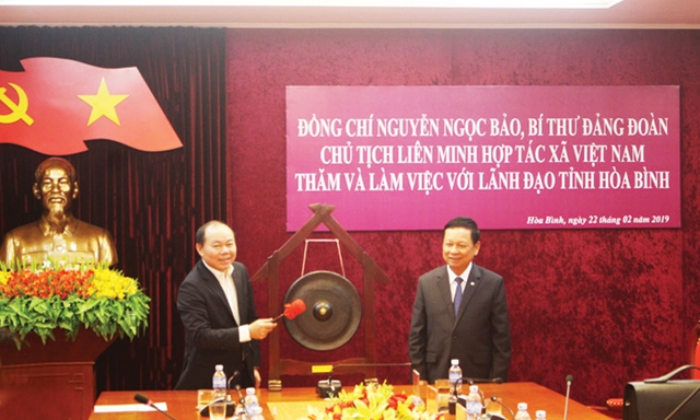 Chủ tịch Nguyễn Ngọc Bảo làm việc tại Hòa Bình