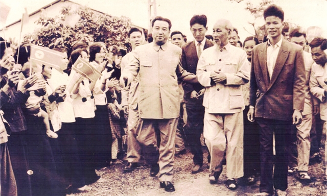 Lãnh đạo Triều Tiên Kim Nhật Thành (hàng đầu, bên trái) cùng Chủ tịch Hồ Chí Minh thăm HTX Việt - Triều hữu nghị