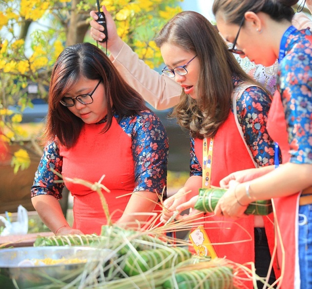 Thử tay nghề đảm đang của các cô gái qua phần thi bánh tét