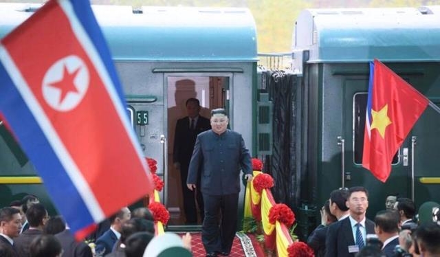 Chủ tịch Triều Tiên Kim Jong-un đặt chân tới Việt Nam.